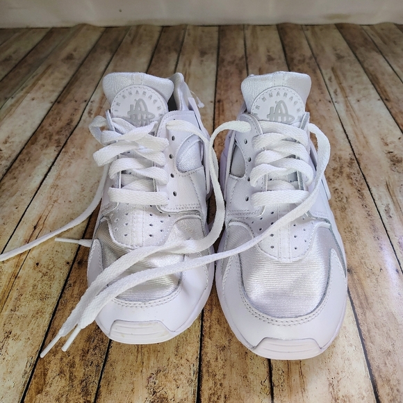 Nike Air Huarache NWOT White Sneakers 3.5 - Picture 2 of 7